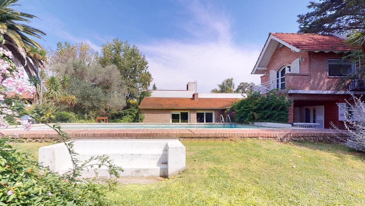 House for sale in Gonnet: 485 between 20th and 21st. Lot size: 30 x 60. 370 m² of floor space. Excellent condition. Pool