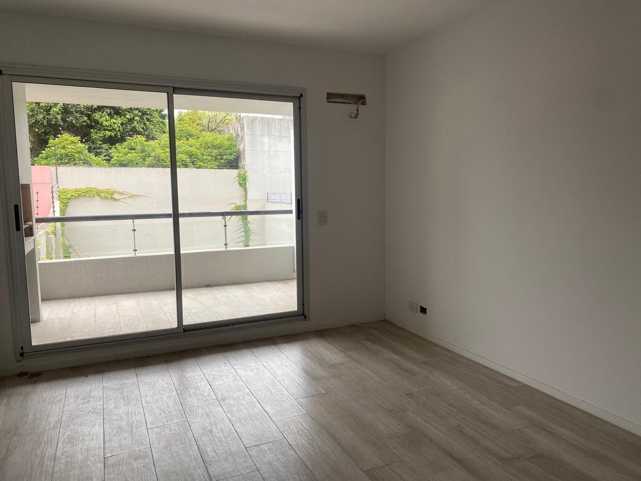 Impeccable 2-bedroom apartment—BALCONY with grill—inner courtyard in a modern building