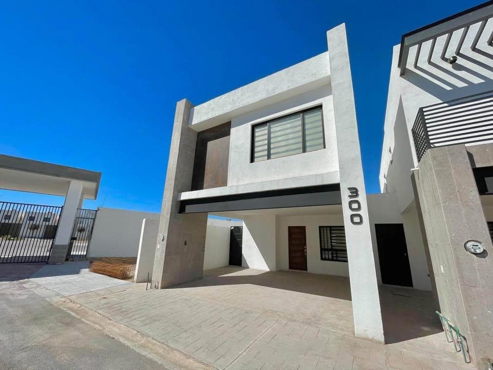 3-Bedroom House with Separate Kitchen and Spacious Patio in Viñedos, Torreón