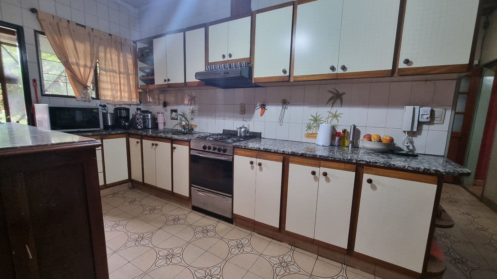 Casa 4 amb, Cocheras, Quincho, Pileta, lote de 853 m²
