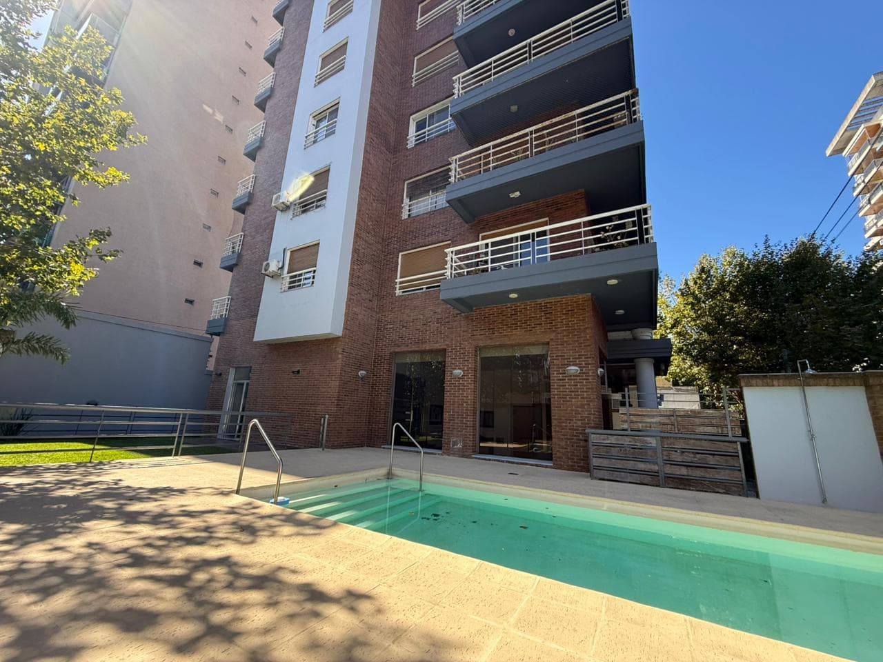 2-ROOM APARTMENT FOR SALE WITH AMENITIES AND PARKING SPACE IN THE PLAZA CONESA AREA OF QUILMES