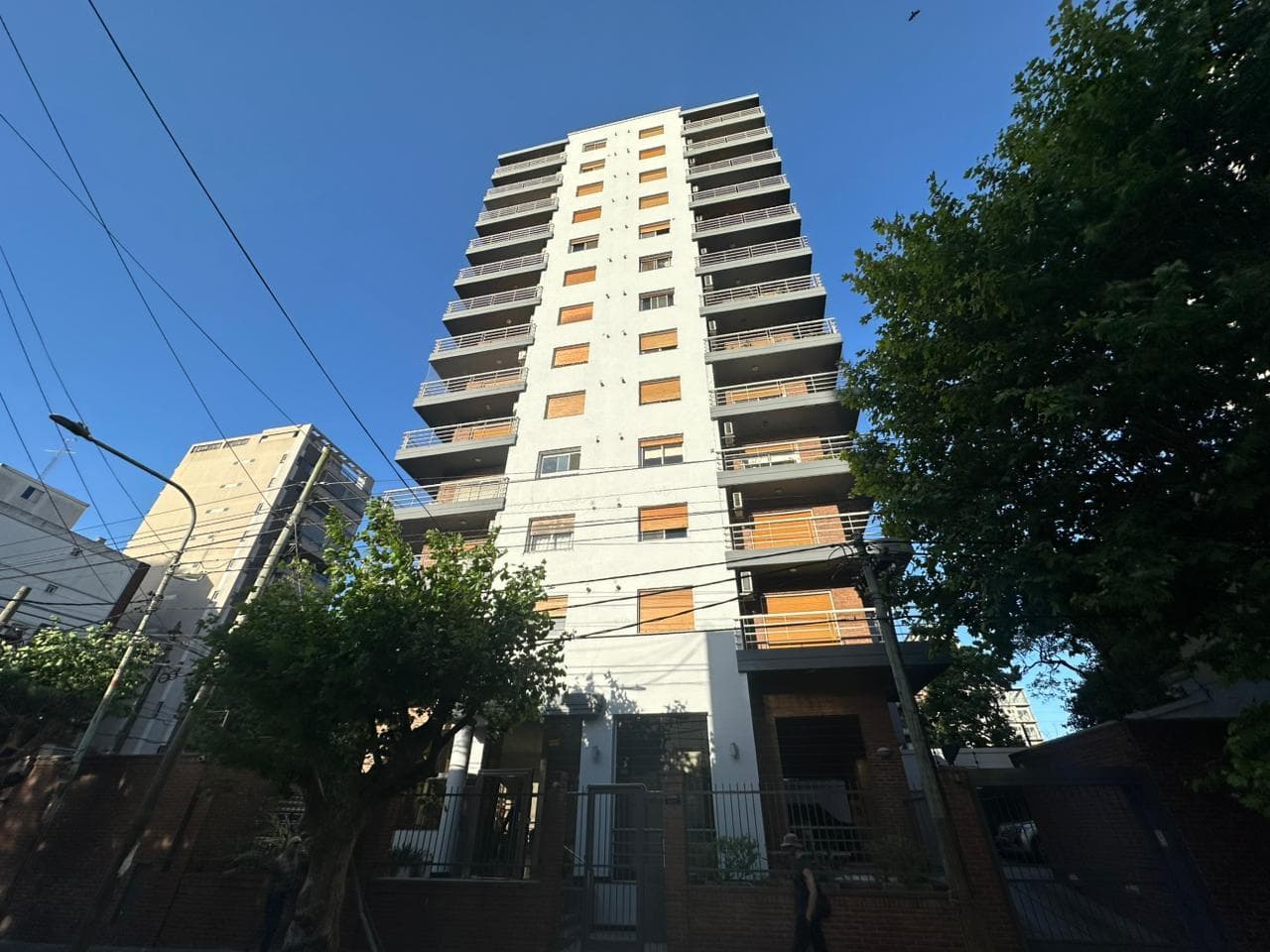 2-ROOM APARTMENT FOR SALE WITH AMENITIES AND PARKING SPACE IN THE PLAZA CONESA AREA OF QUILMES