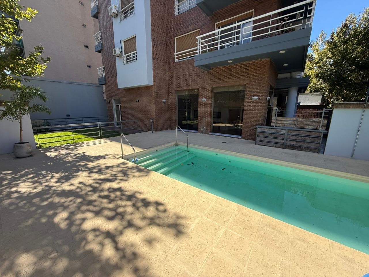 2-ROOM APARTMENT FOR SALE WITH AMENITIES AND PARKING SPACE IN THE PLAZA CONESA AREA OF QUILMES