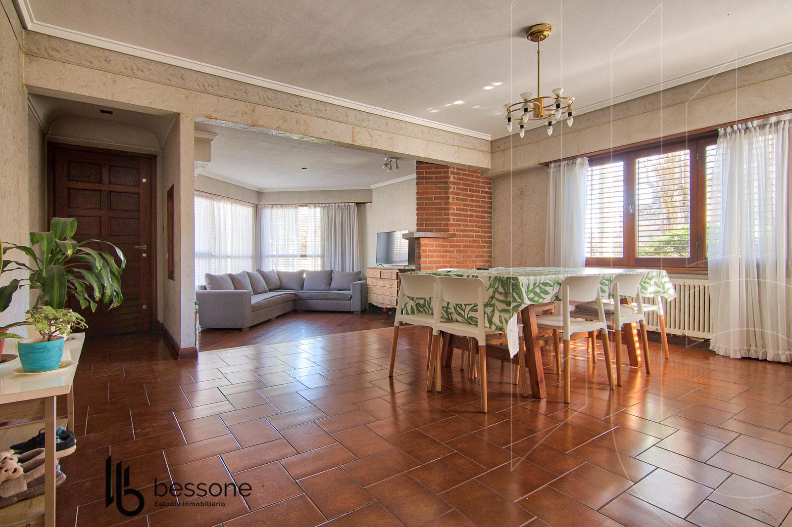 5-Room Villa with Private Parking Lot in Pinos de Anchorena—Eligible for Financing