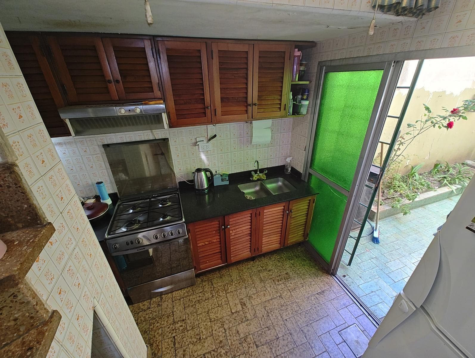 4-room townhouse for sale with a garage, located on a main street in Bernal Este - Financing available