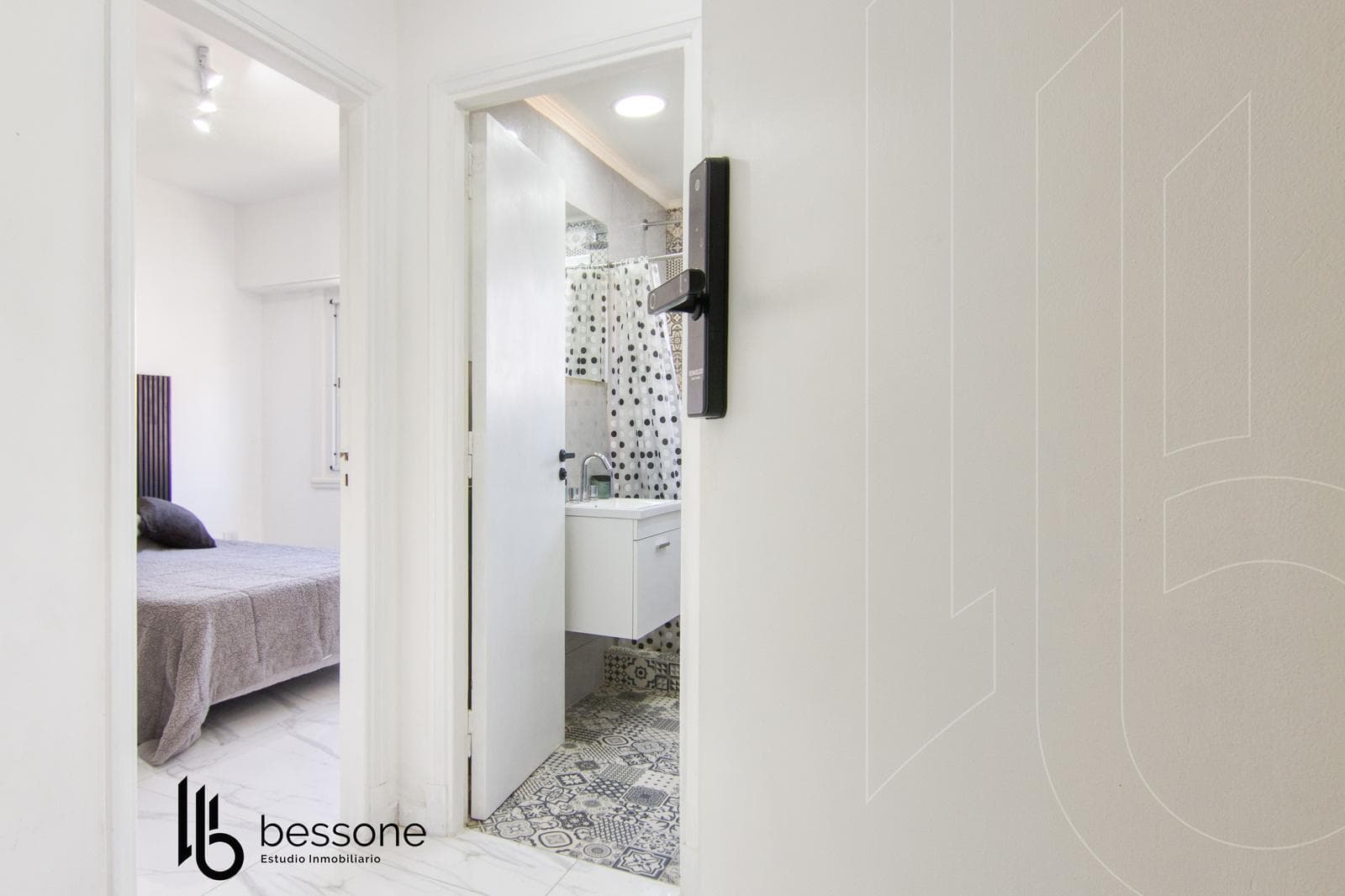 2-Room Apartment with Balcony, Refurbished and Furnished, Plaza Colón
