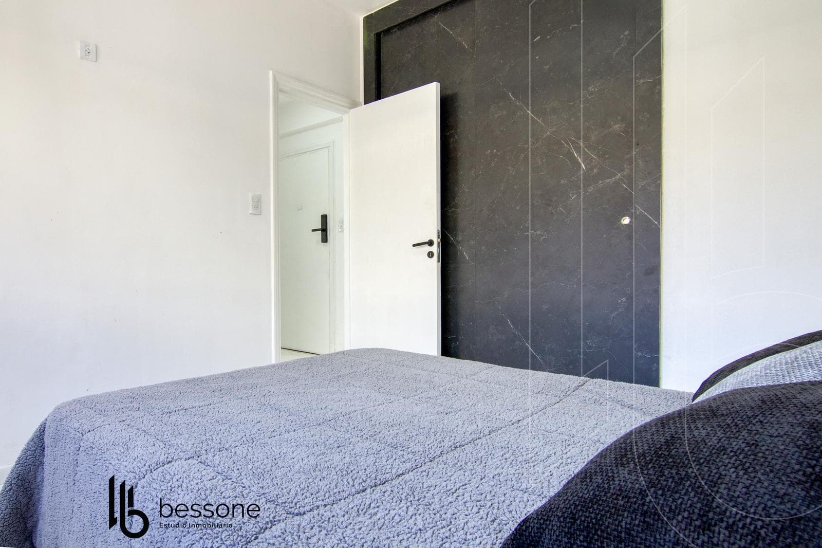 2-Room Apartment with Balcony, Refurbished and Furnished, Plaza Colón