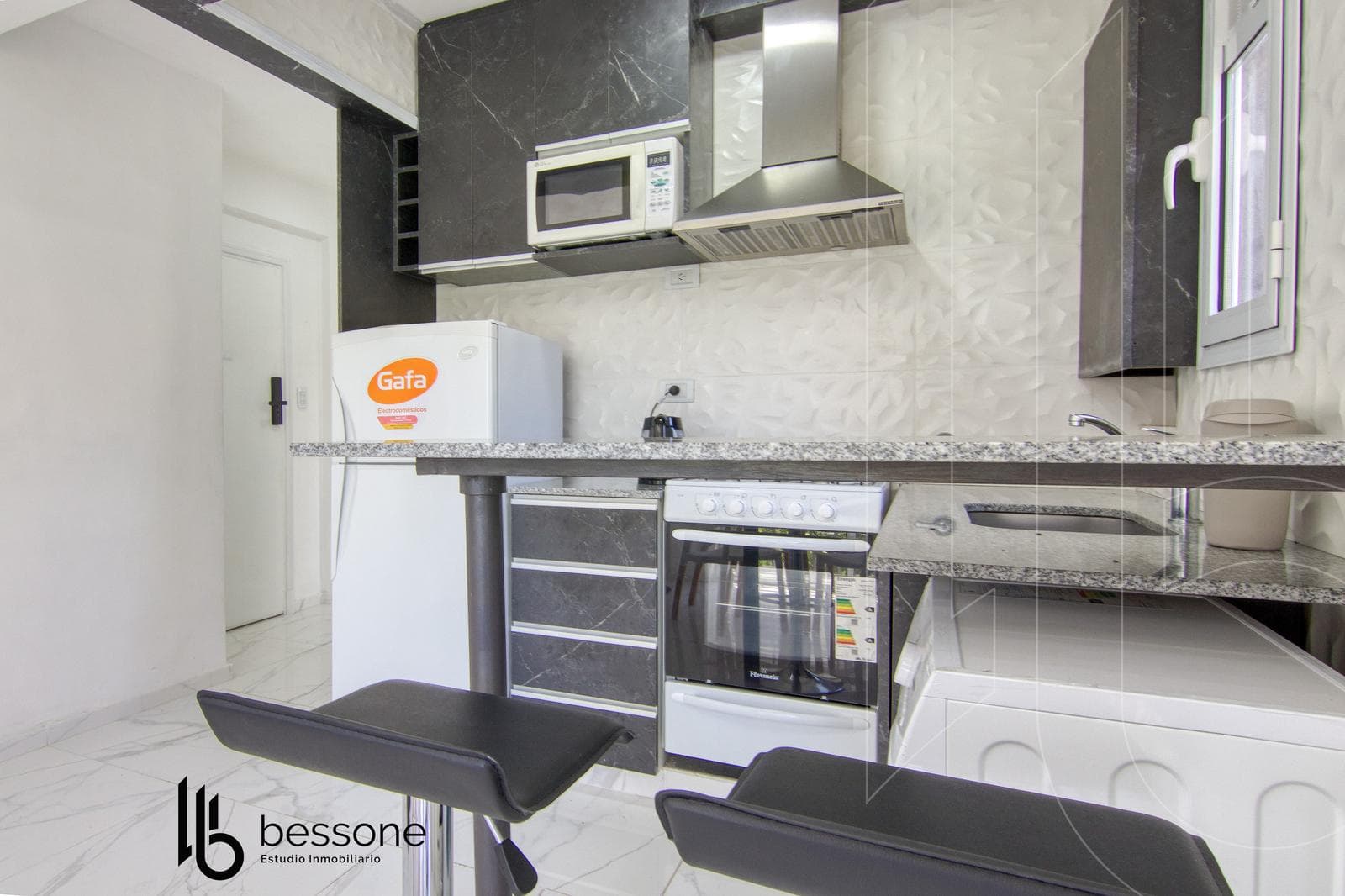 2-Room Apartment with Balcony, Refurbished and Furnished, Plaza Colón