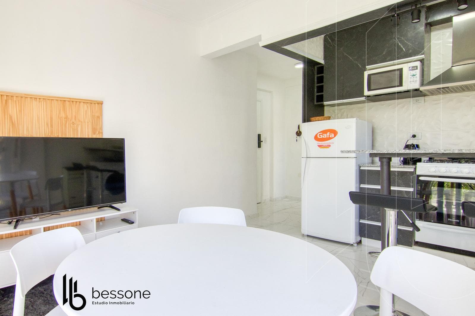 2-Room Apartment with Balcony, Refurbished and Furnished, Plaza Colón