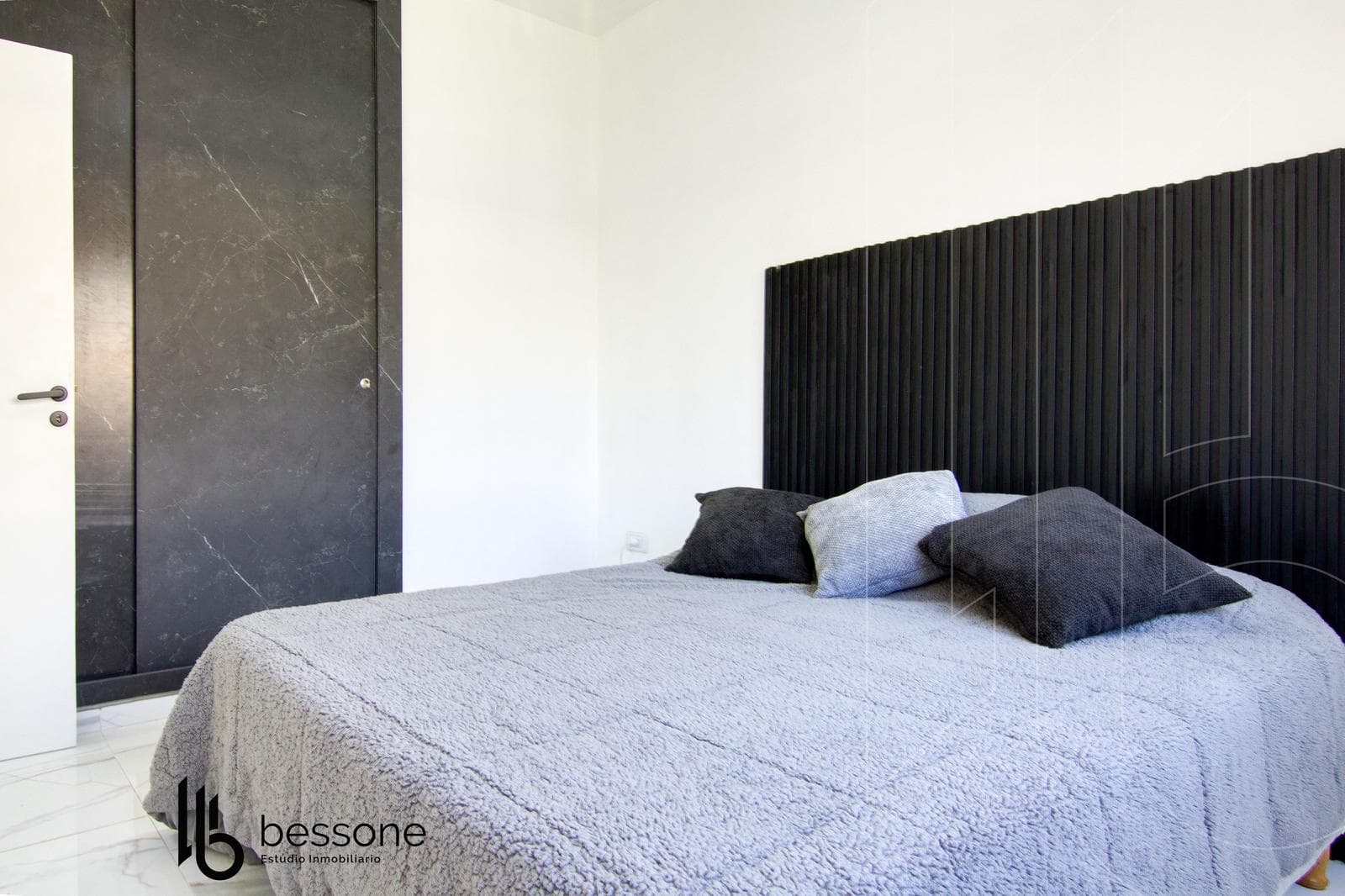 2-Room Apartment with Balcony, Refurbished and Furnished, Plaza Colón