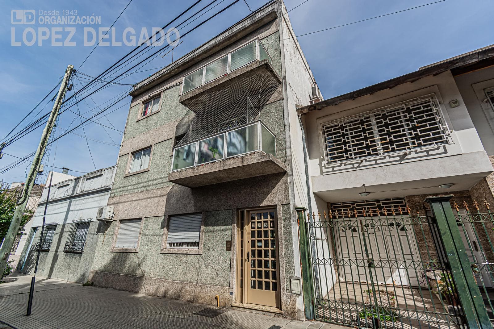 3-room apartment facing the street with a balcony, eligible for financing, in Villa del Parque