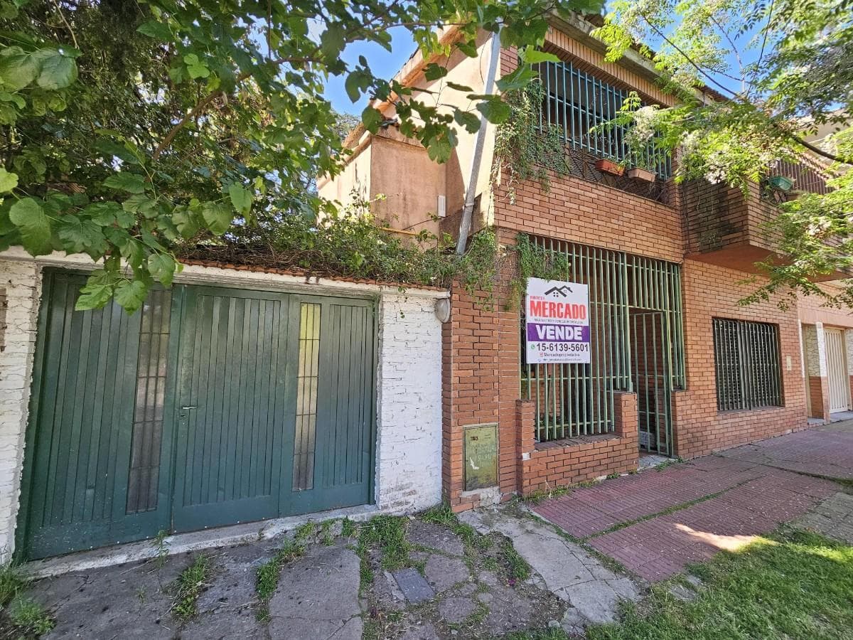 For Sale: Beautiful 4-room townhouse in Loma with 3 bedrooms, facing the street, with a garage, patio, balcony, and separate kitchen