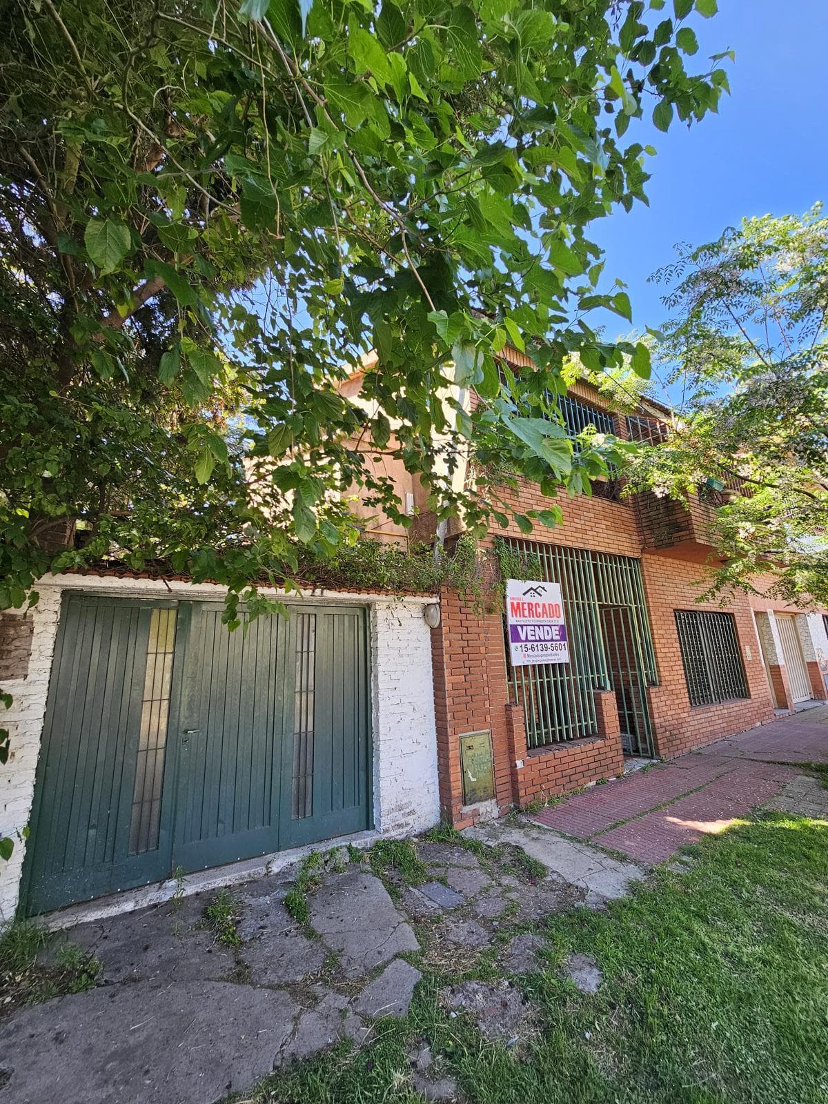 For Sale: Beautiful 4-room townhouse in Loma with 3 bedrooms, facing the street, with a garage, patio, balcony, and separate kitchen