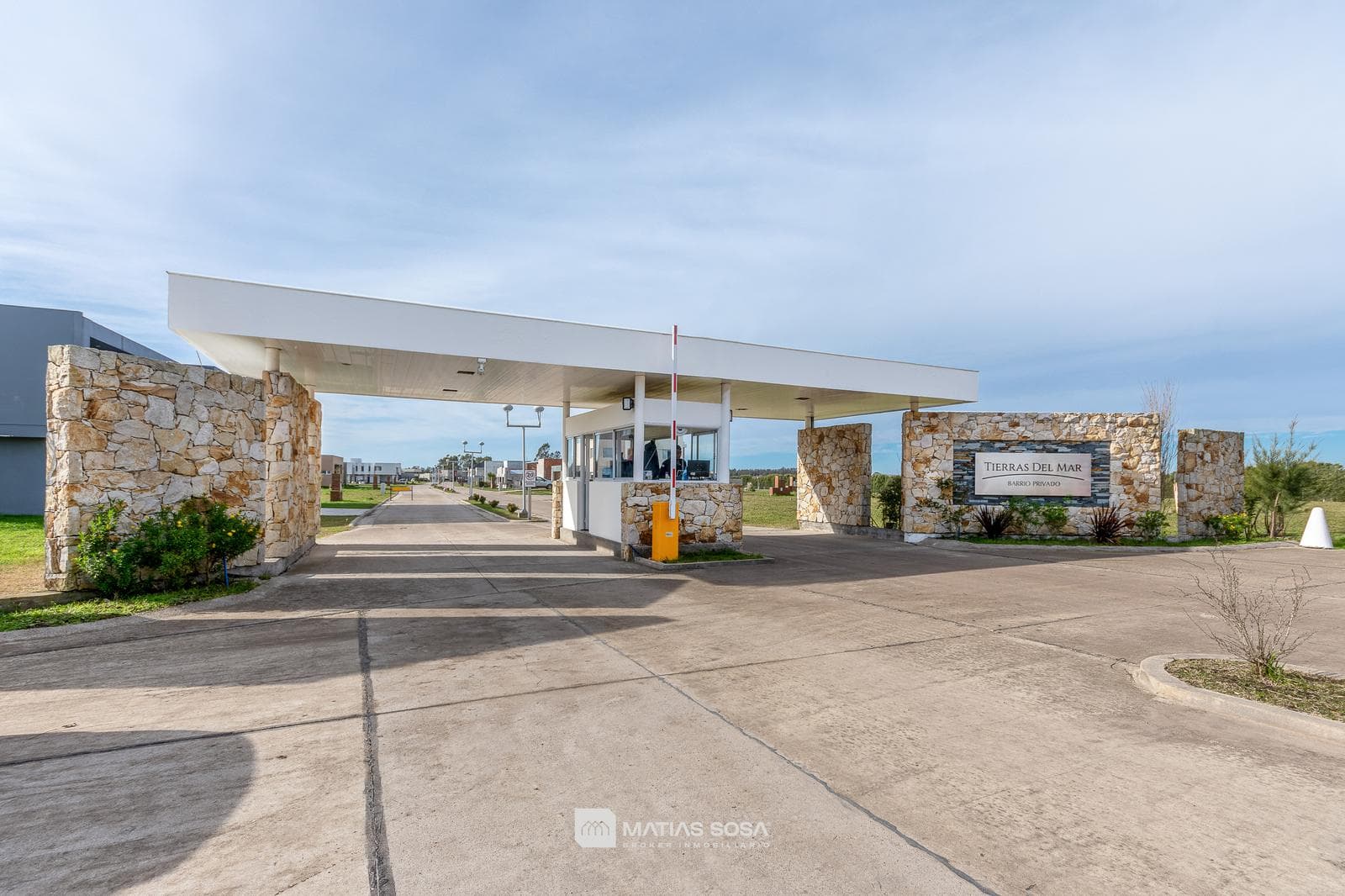 Venta - Casa 4 Ambientes - Parque con Piscina y Galeria con Parrilla - Tierras del Mar