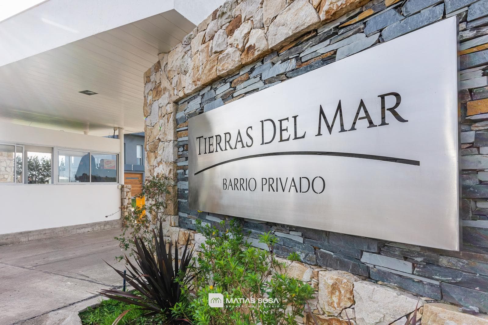 Venta - Casa 4 Ambientes - Parque con Piscina y Galeria con Parrilla - Tierras del Mar