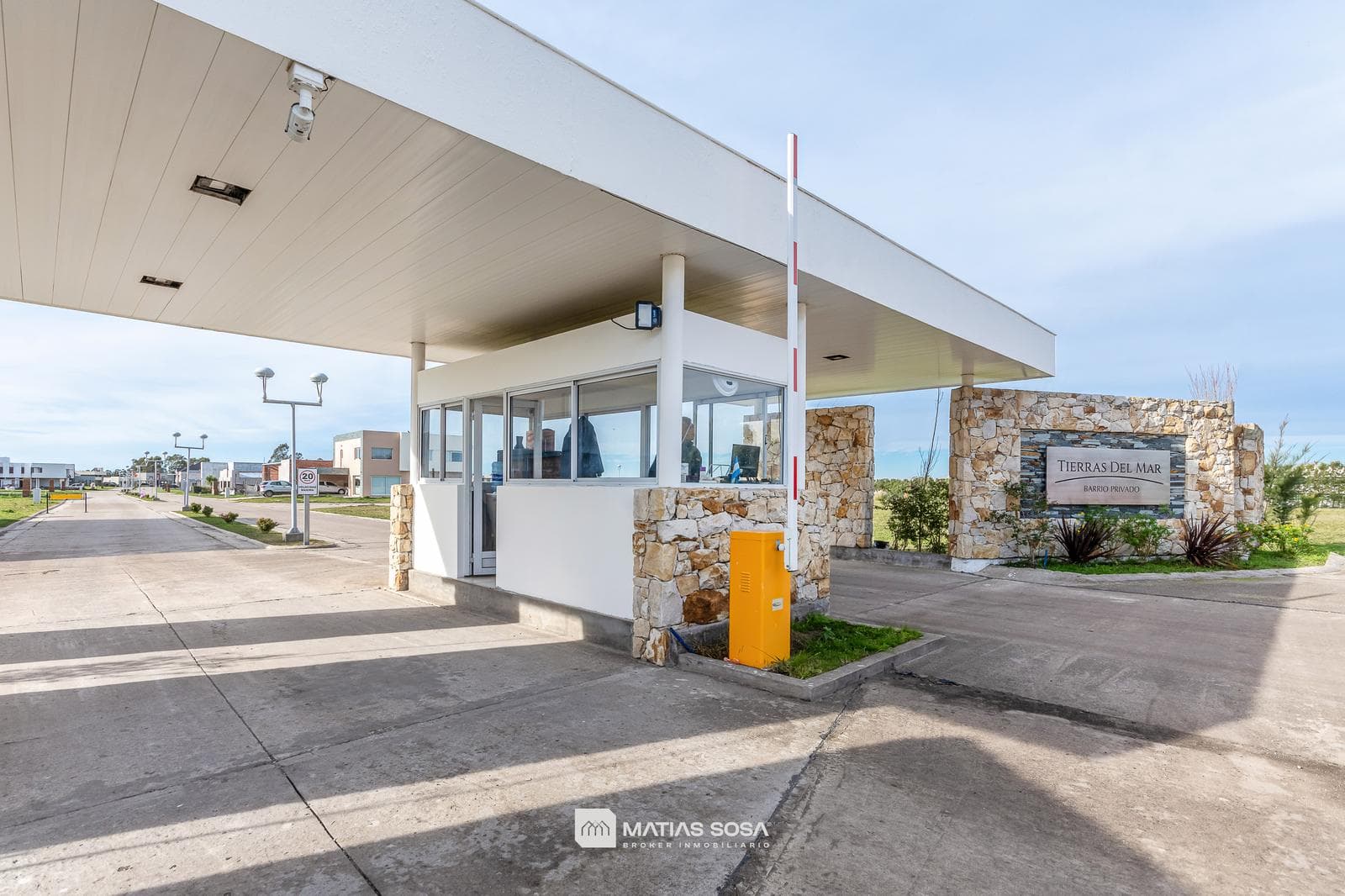 Venta - Casa 4 Ambientes - Parque con Piscina y Galeria con Parrilla - Tierras del Mar