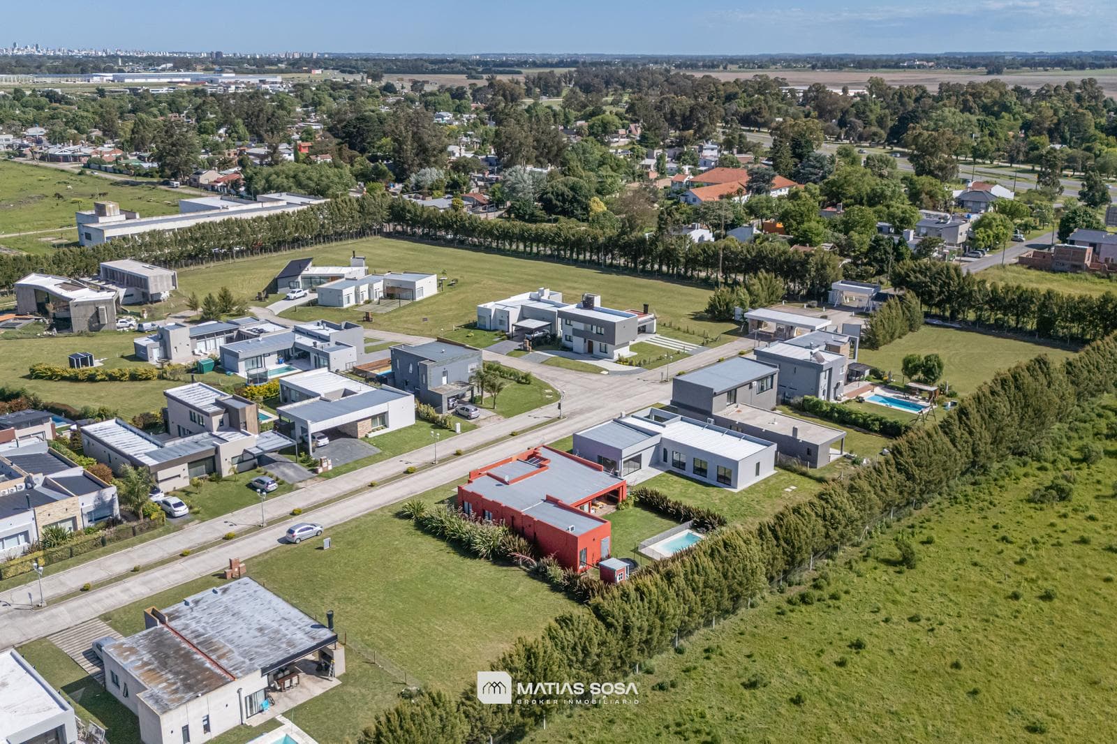 Venta - Casa 4 Ambientes - Parque con Piscina y Galeria con Parrilla - Tierras del Mar