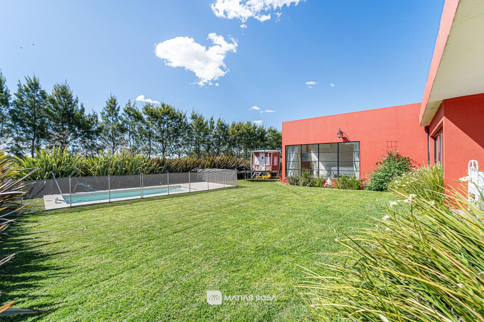 Venta - Casa 4 Ambientes - Parque con Piscina y Galeria con Parrilla - Tierras del Mar