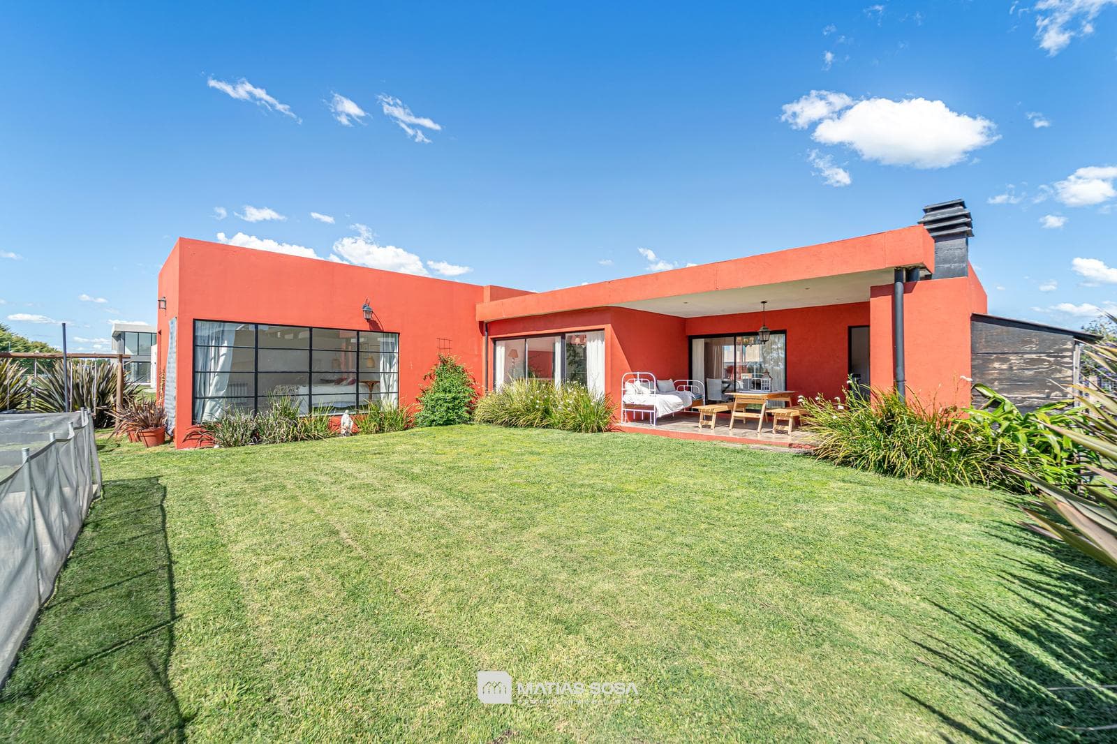 Venta - Casa 4 Ambientes - Parque con Piscina y Galeria con Parrilla - Tierras del Mar