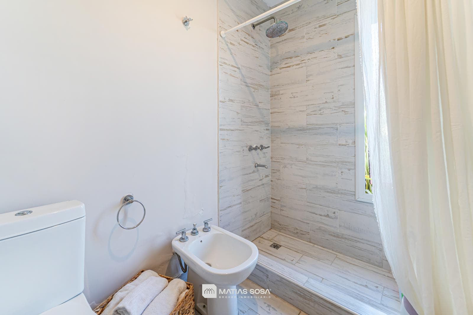Venta - Casa 4 Ambientes - Parque con Piscina y Galeria con Parrilla - Tierras del Mar