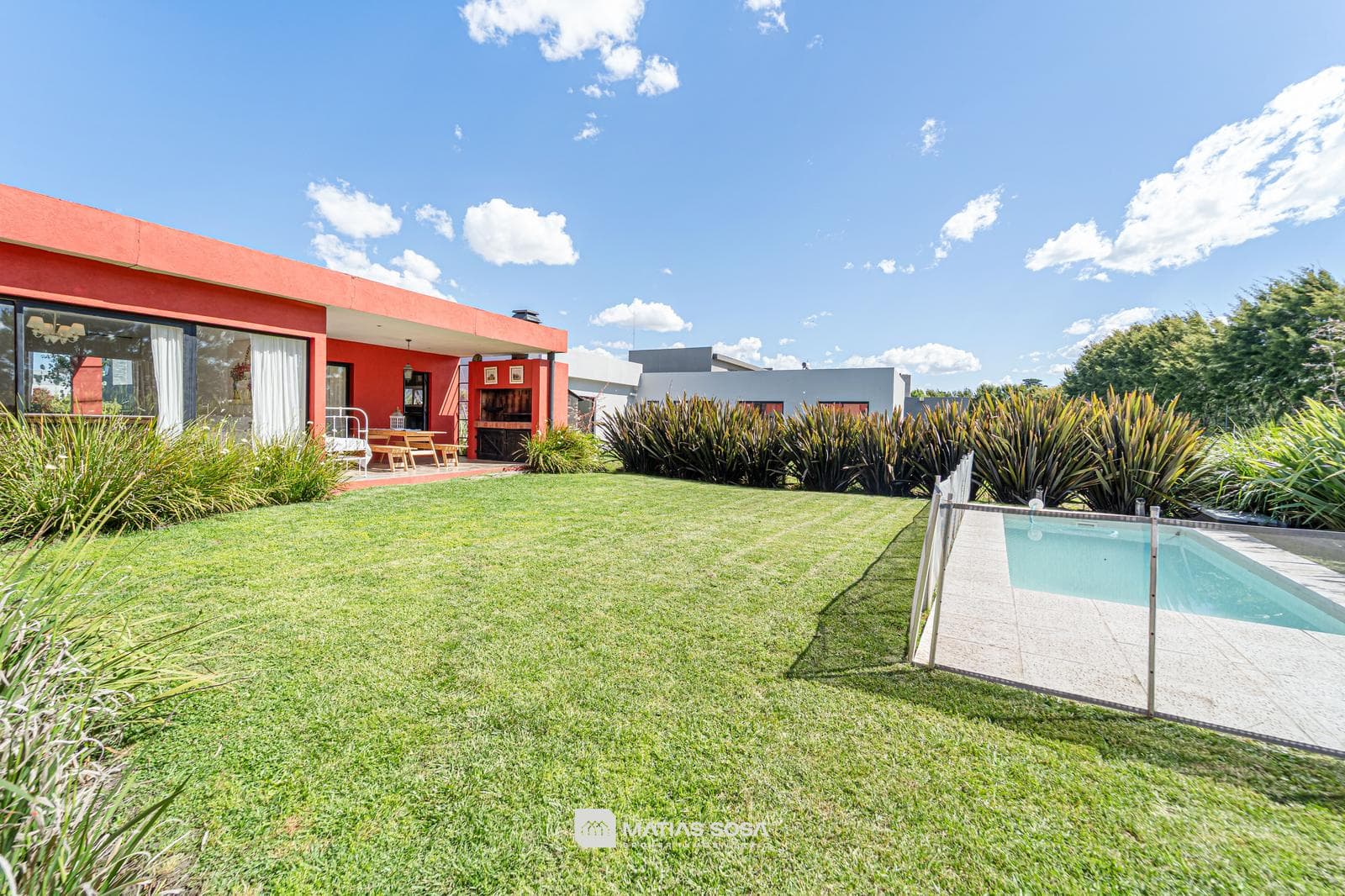 Venta - Casa 4 Ambientes - Parque con Piscina y Galeria con Parrilla - Tierras del Mar