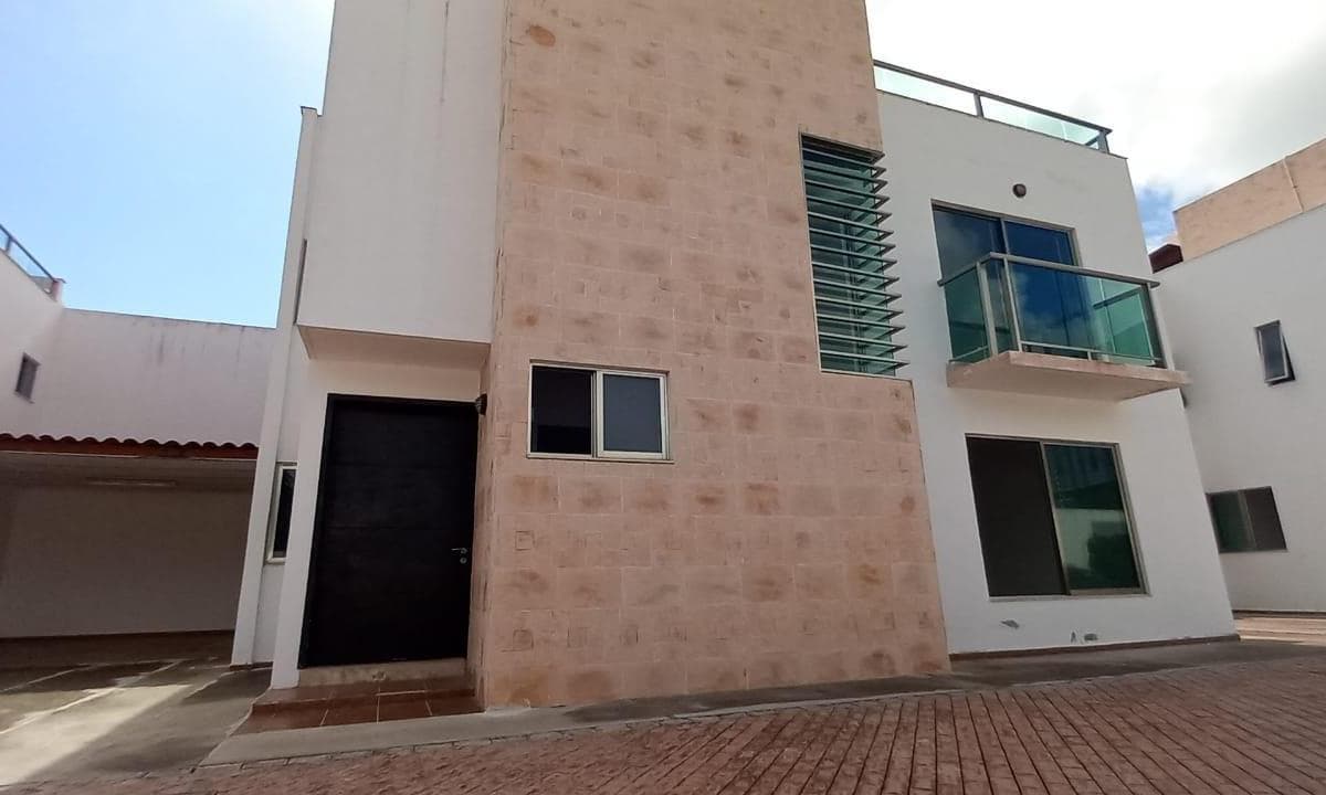 AMPLIA CASA EN RENTA 3 REC SIN MUEBLES POR CUMBRES CALLE SIERRA MADRE.