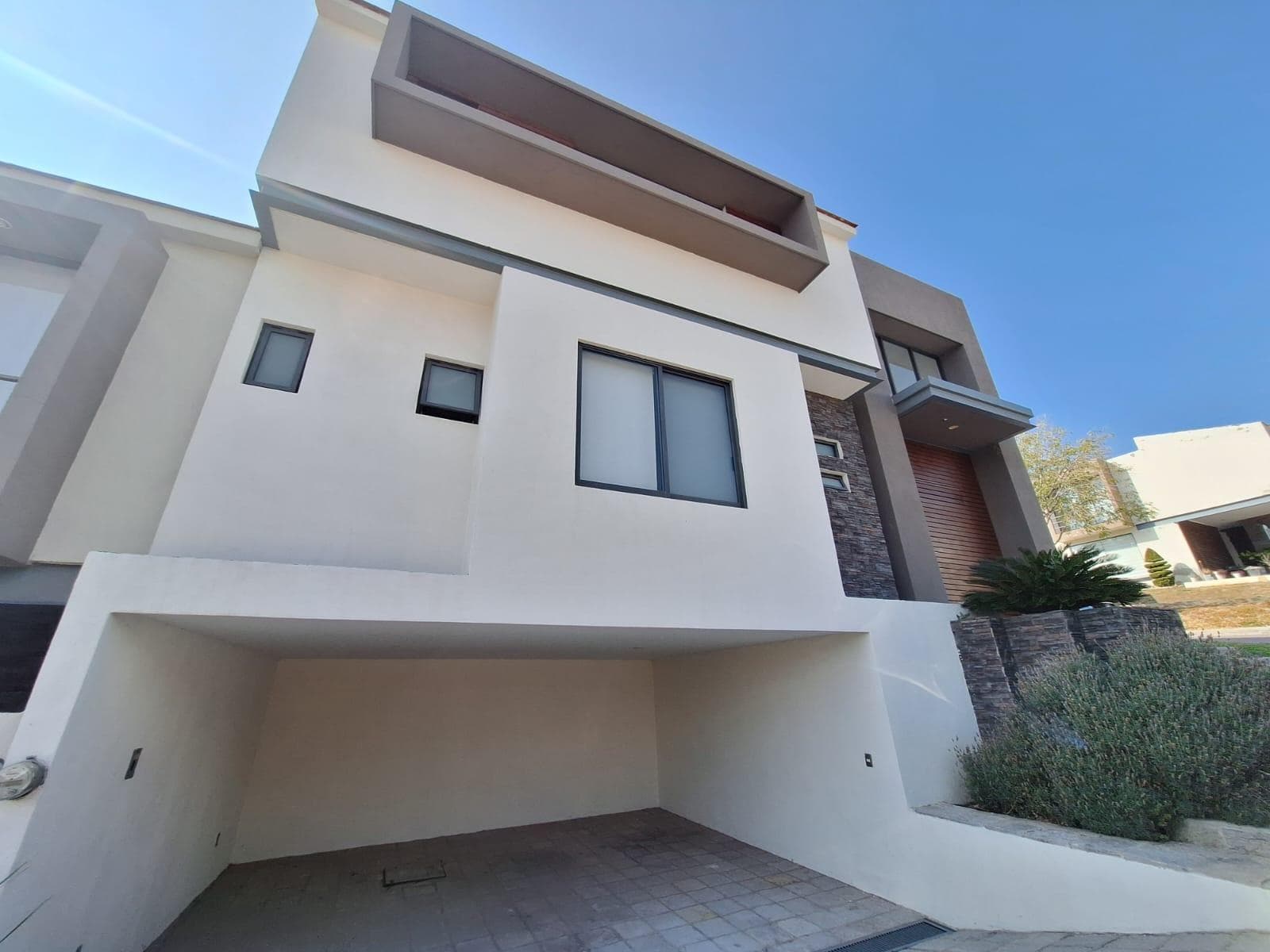 Casa en Lomas del Molino II con 3 Recámaras con Baño, Estudio cuarto de servicio con baño