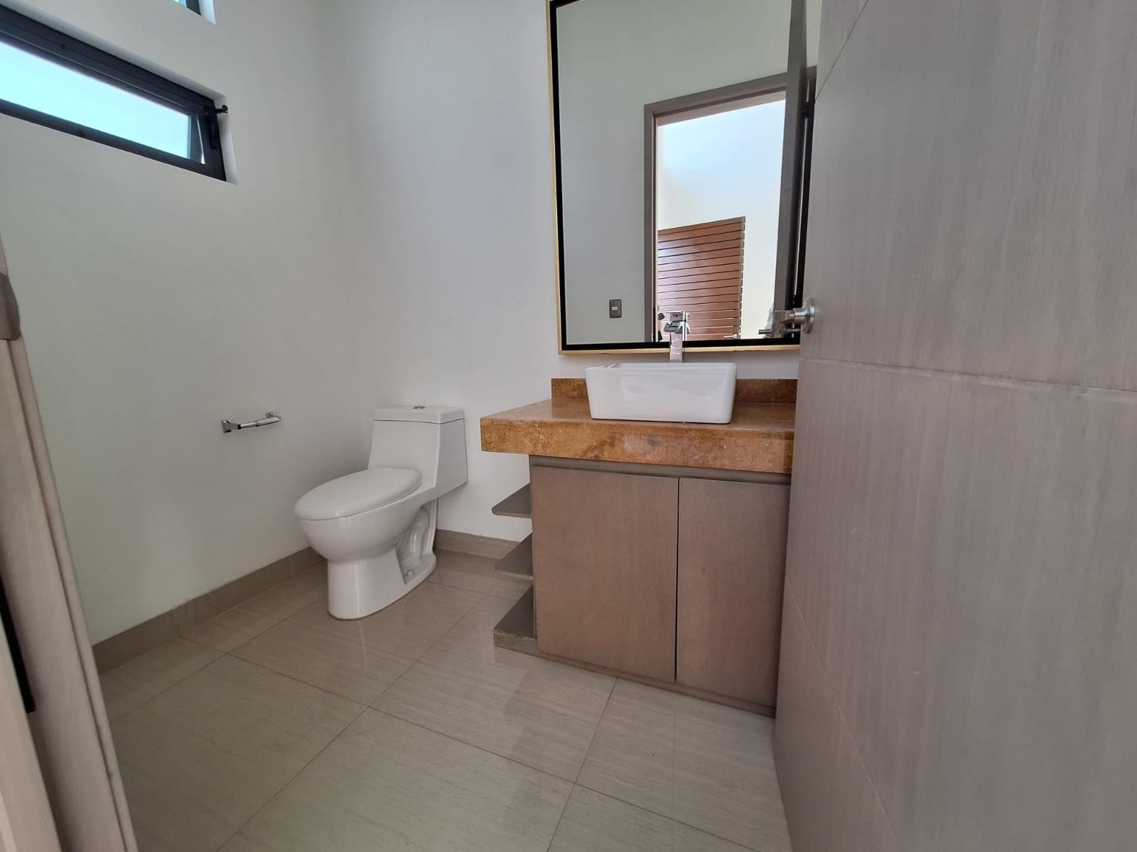 Casa en Lomas del Molino II con 3 Recámaras con Baño, Estudio cuarto de servicio con baño
