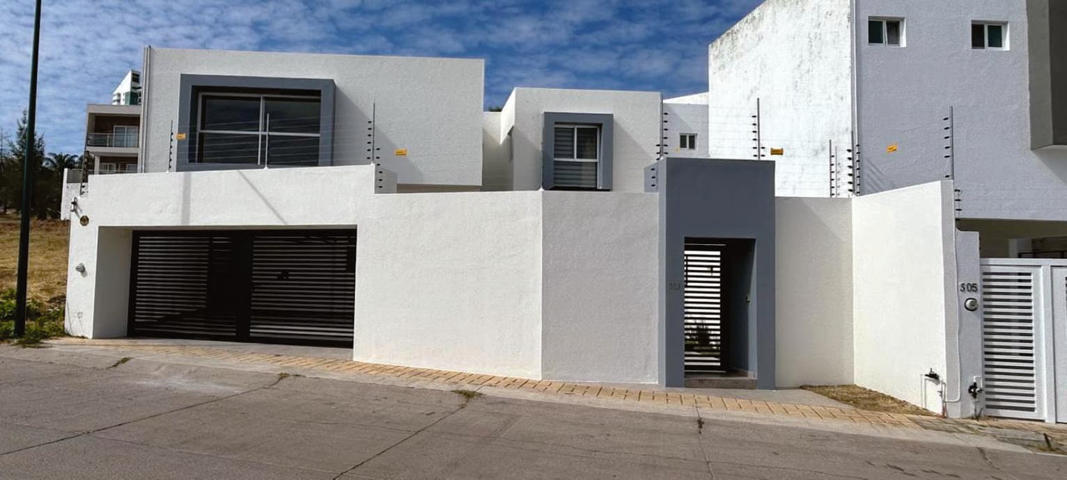 Casa con 4 Recámaras con baño y Vestidor en Jardín de los Almendros, jardín trasero son Terraza y Asador