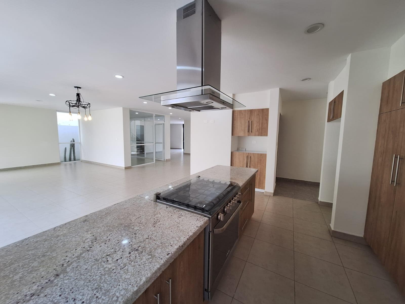 Casa con 4 Recámaras con baño y Vestidor en Jardín de los Almendros, jardín trasero son Terraza y Asador