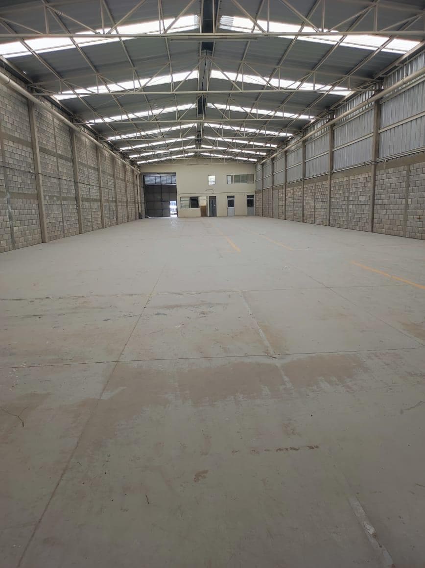 Bodega comercial con Oficinas en San Pedro de los Hernández