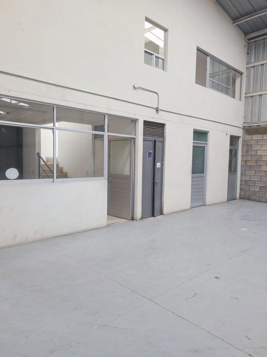 Bodega comercial con Oficinas en San Pedro de los Hernández