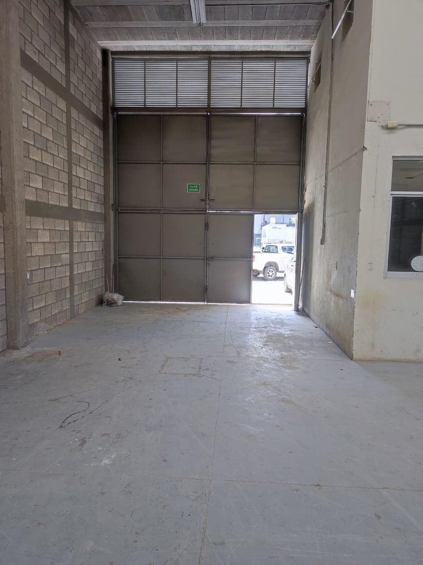 Bodega comercial con Oficinas en San Pedro de los Hernández
