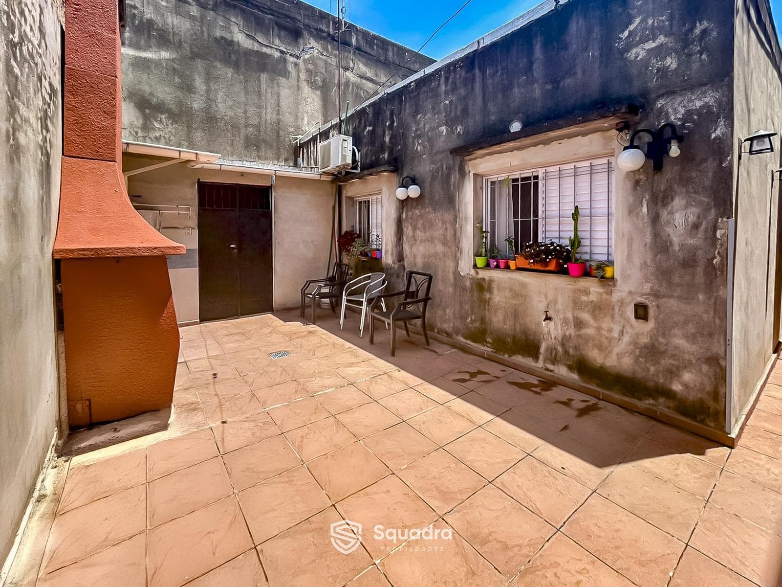 FOR SALE - Unique single-hall house with a patio and barbecue area - Tablada neighborhood, Rosario. QUALIFIES FOR A LOAN.