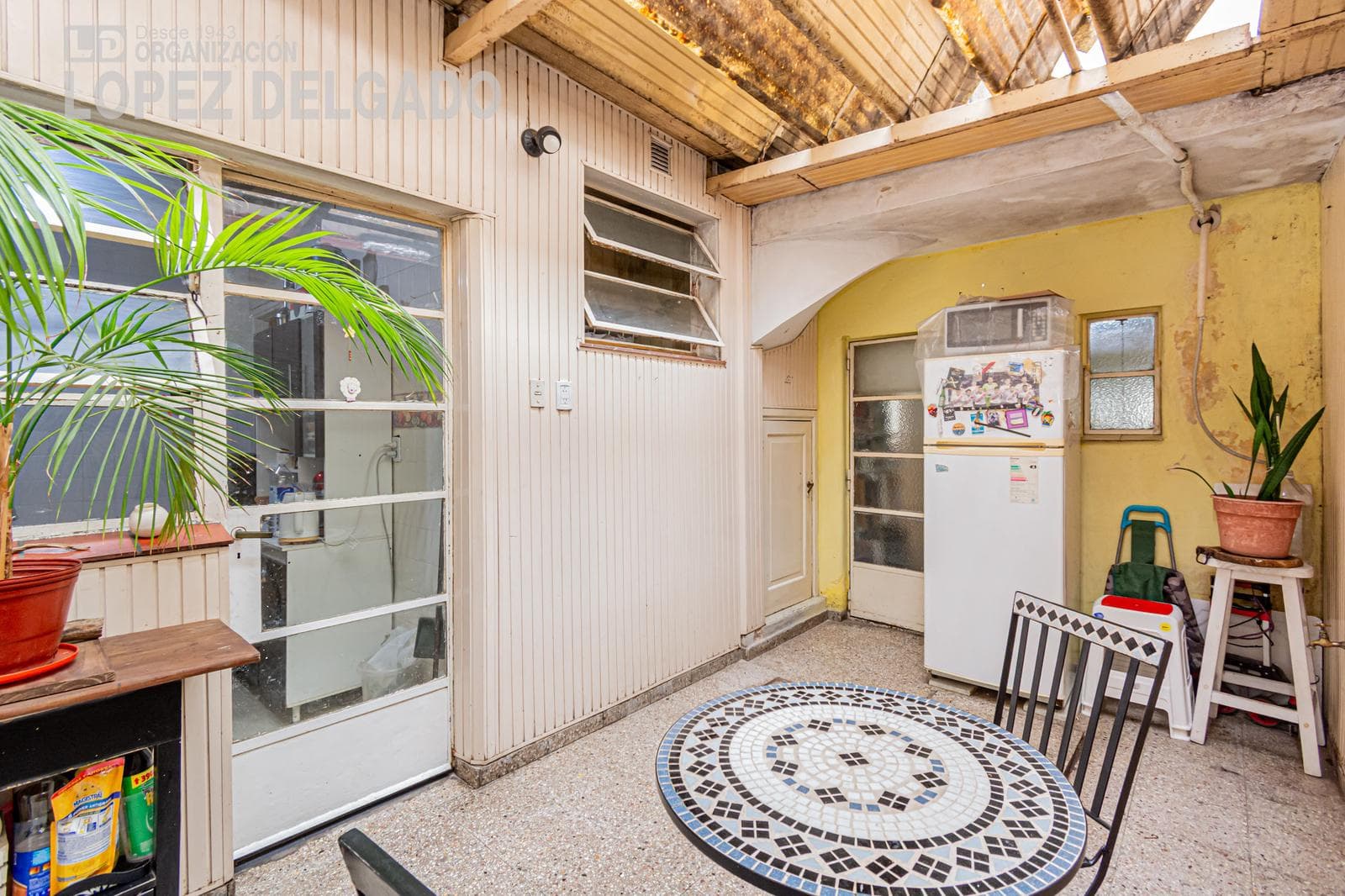 4-Bedroom House on a Street Corner with a Garage and Terrace in Villa del Parque