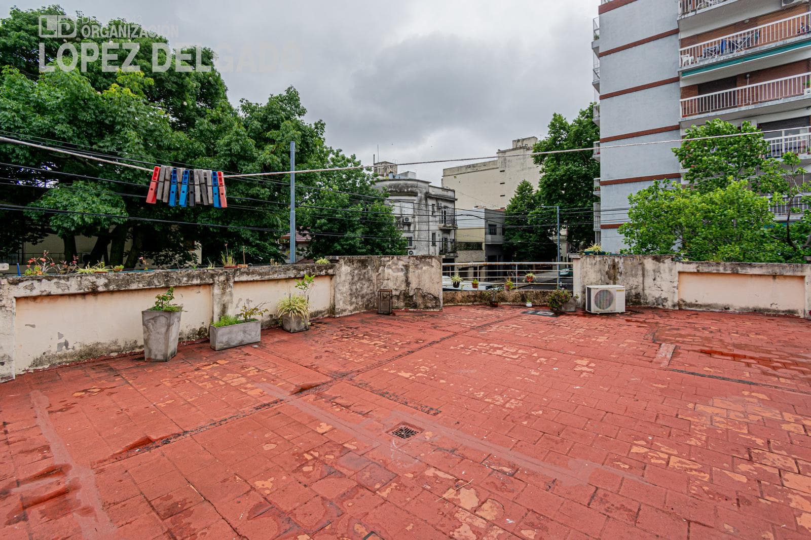 4-Bedroom House on a Street Corner with a Garage and Terrace in Villa del Parque