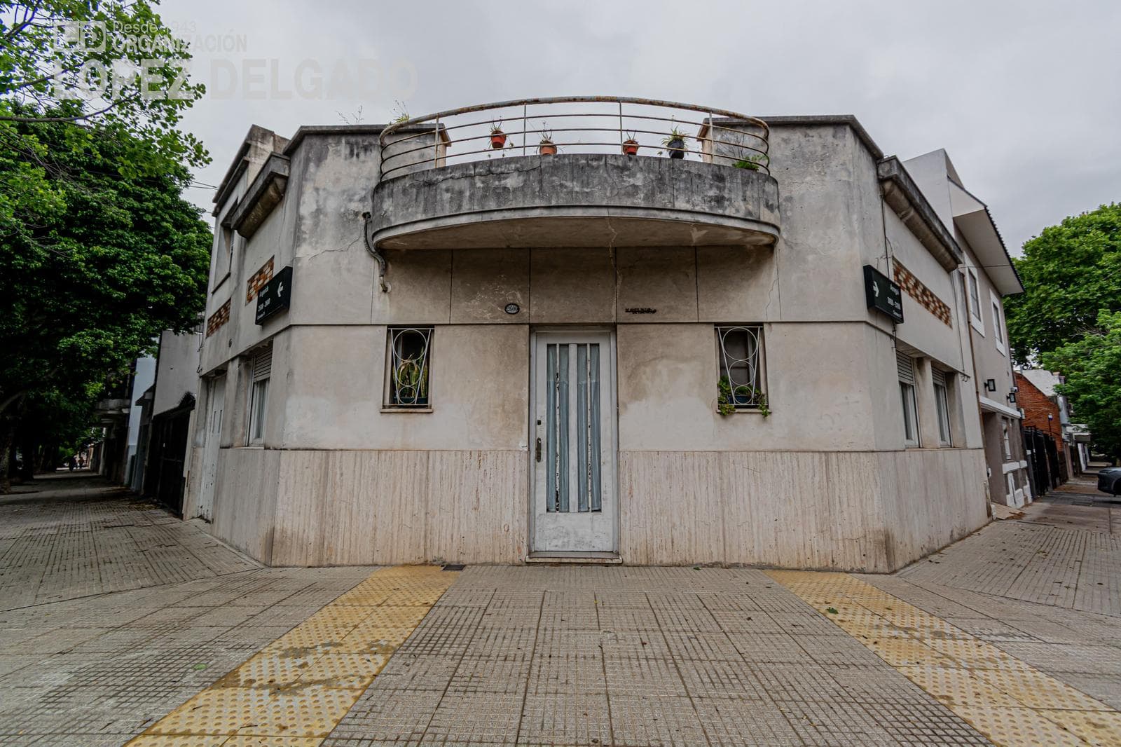 4-Bedroom House on a Street Corner with a Garage and Terrace in Villa del Parque