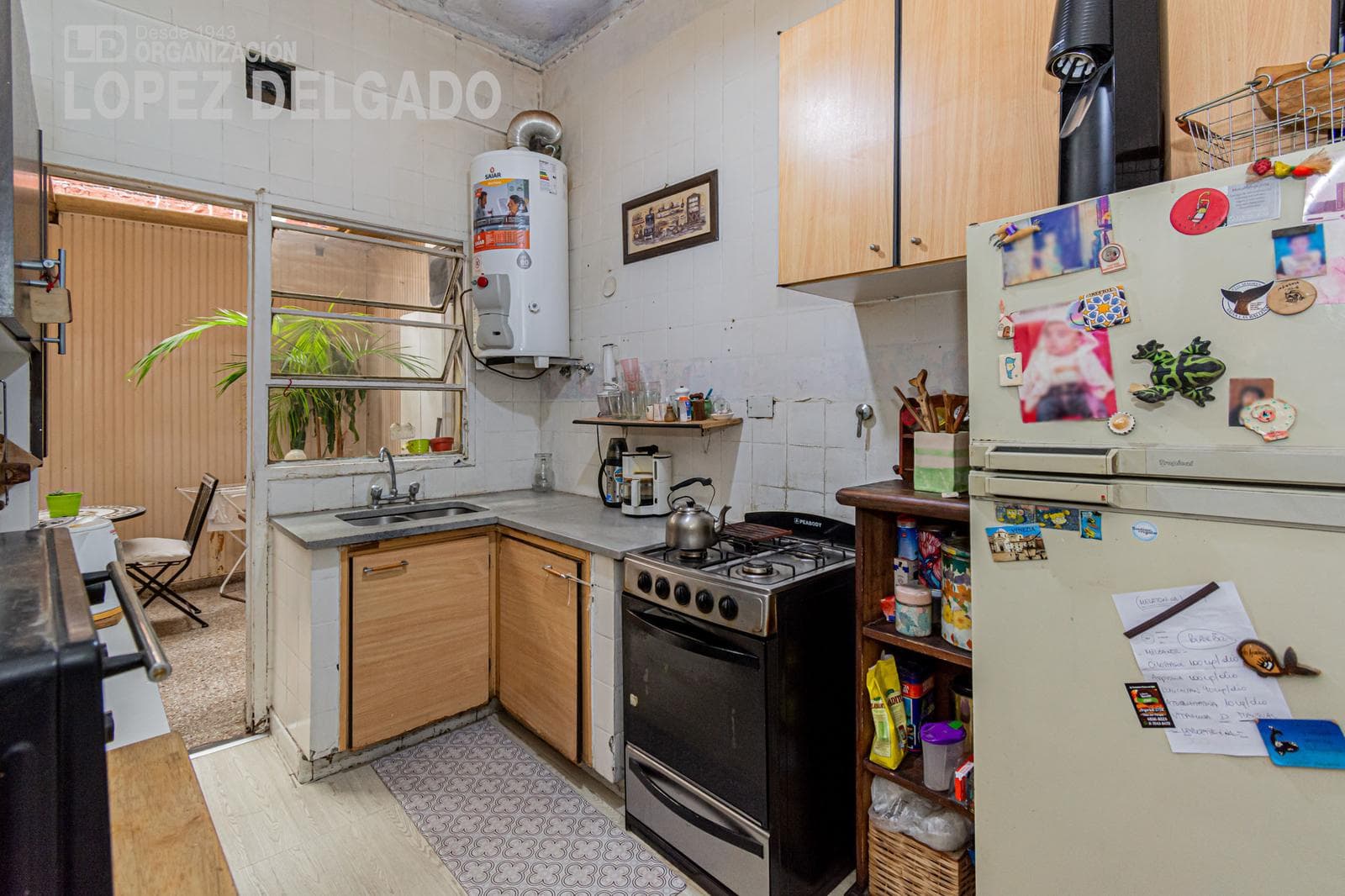 4-Bedroom House on a Street Corner with a Garage and Terrace in Villa del Parque