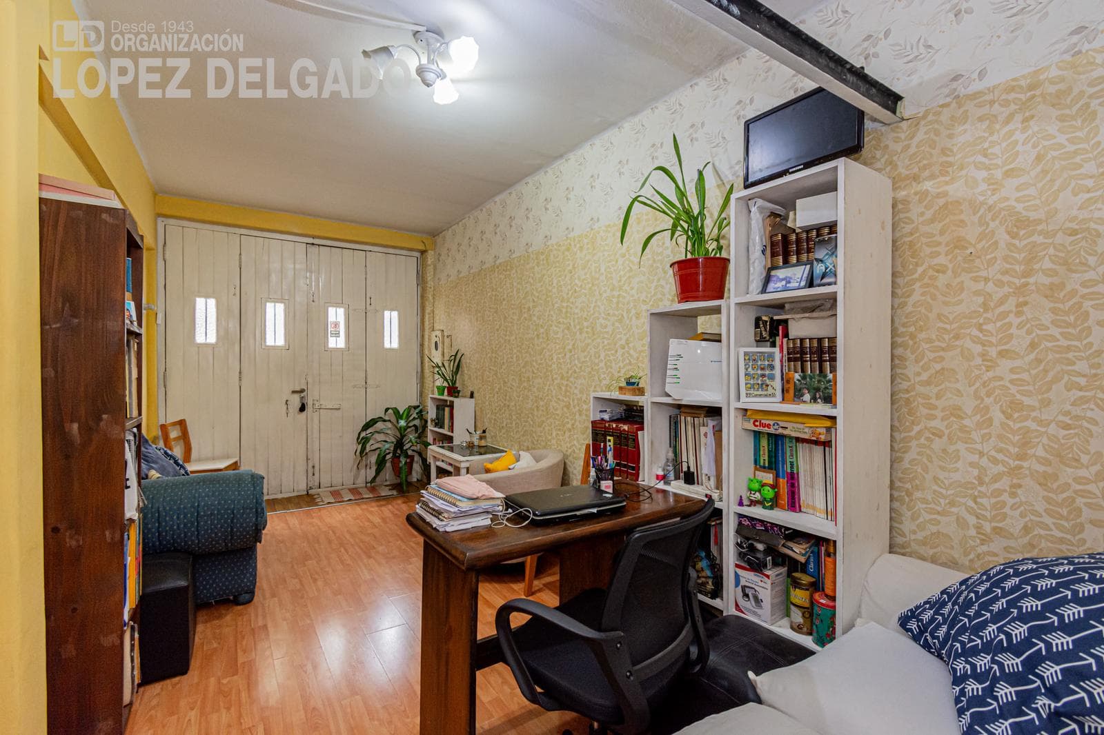 4-Bedroom House on a Street Corner with a Garage and Terrace in Villa del Parque