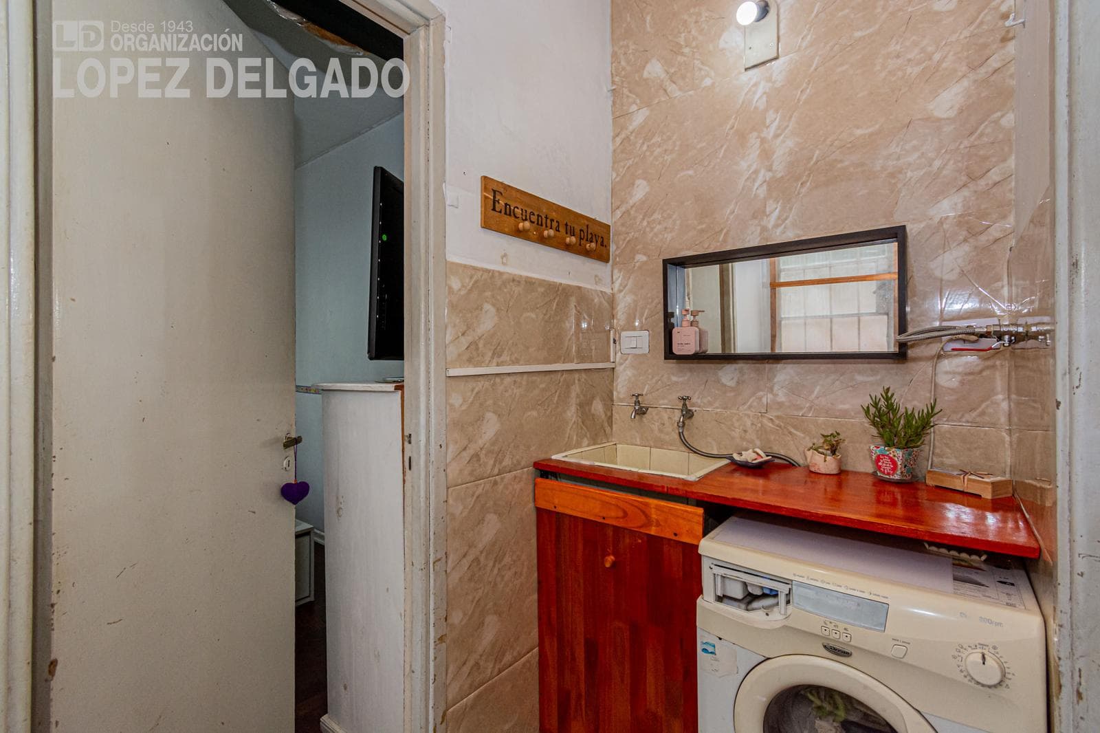 4-Bedroom House on a Street Corner with a Garage and Terrace in Villa del Parque