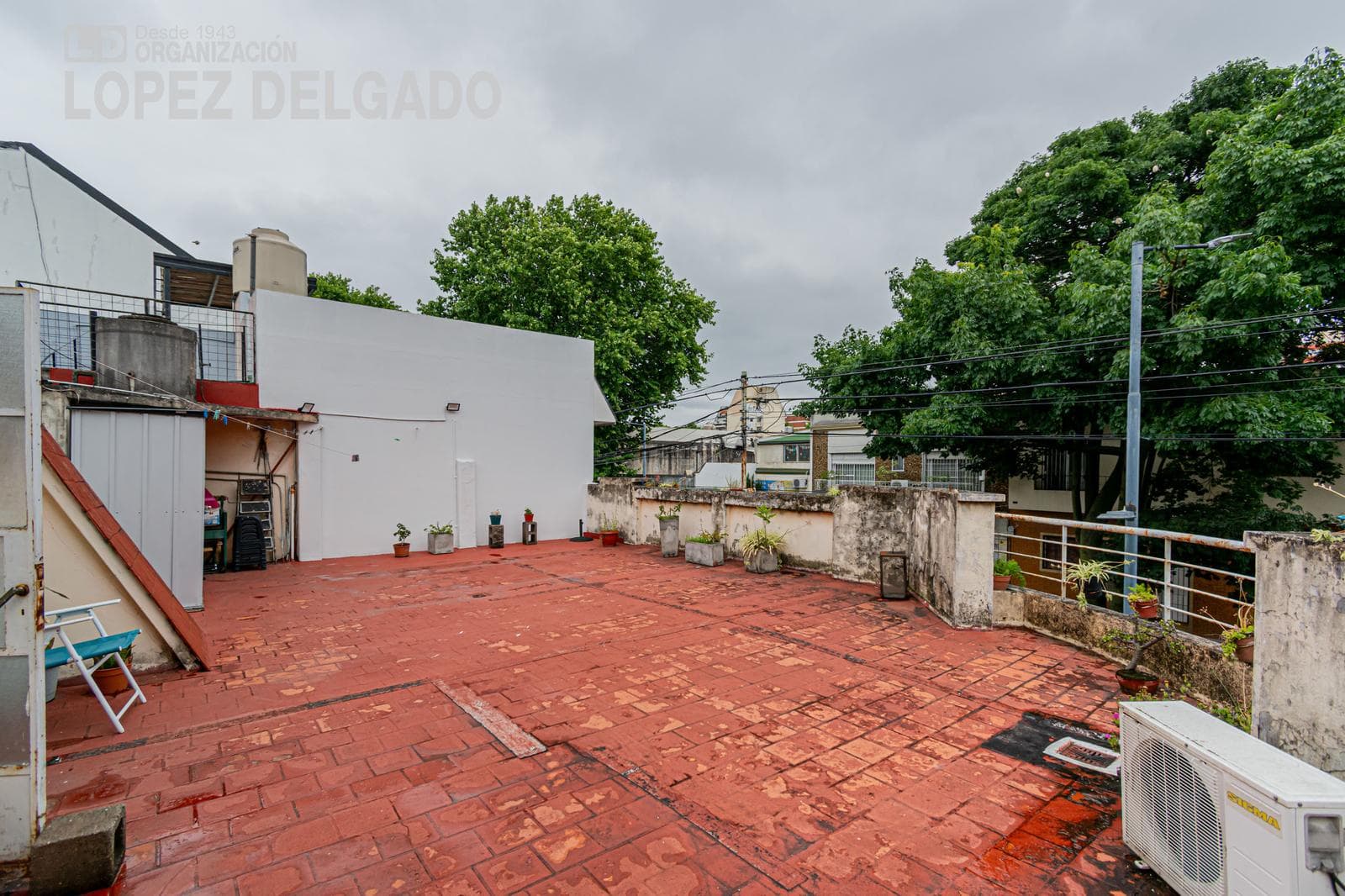4-Bedroom House on a Street Corner with a Garage and Terrace in Villa del Parque