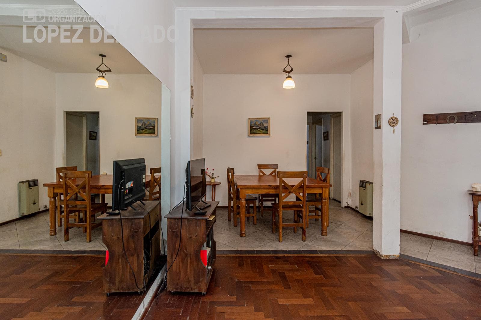 4-Bedroom House on a Street Corner with a Garage and Terrace in Villa del Parque