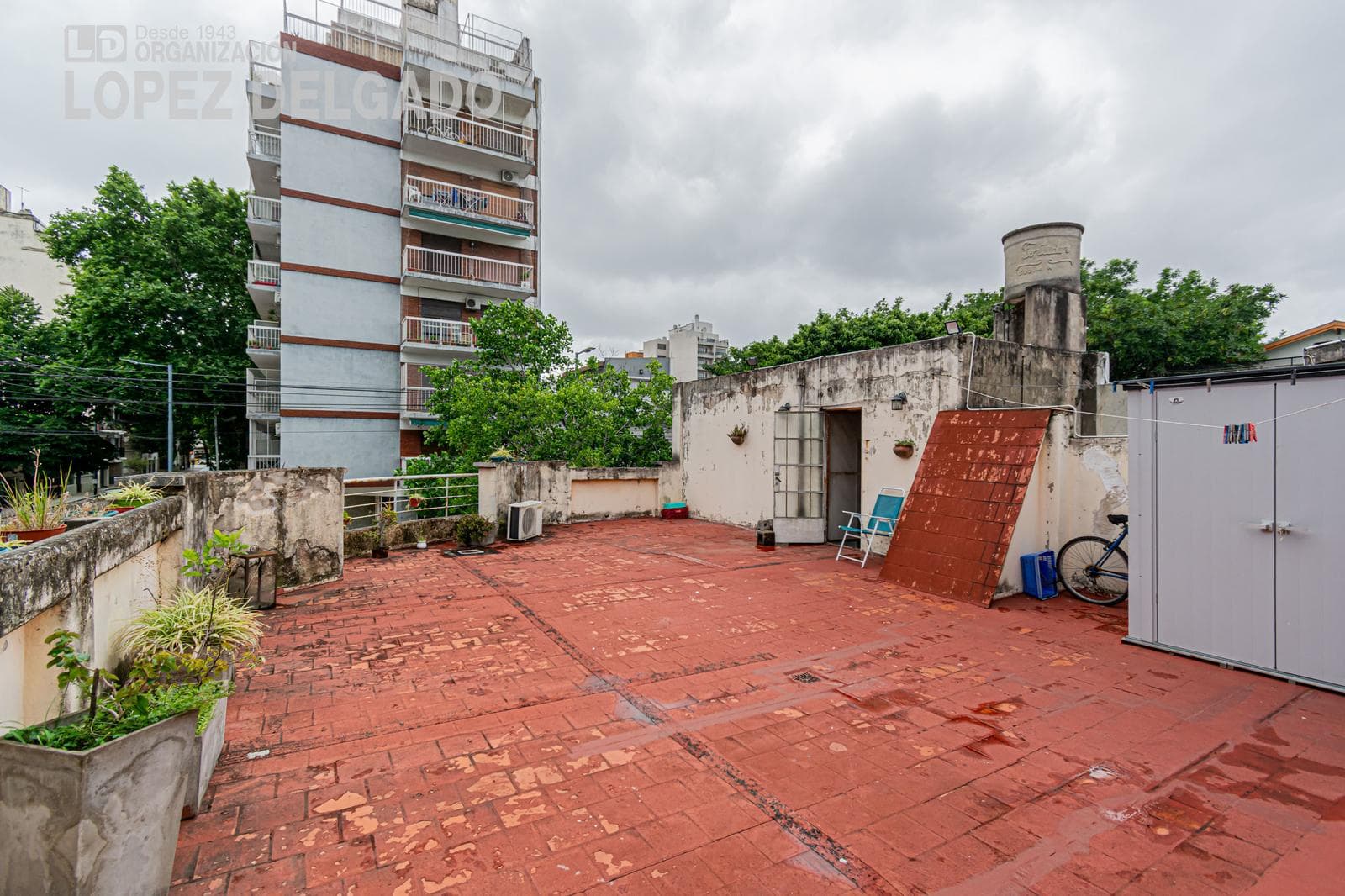 4-Bedroom House on a Street Corner with a Garage and Terrace in Villa del Parque