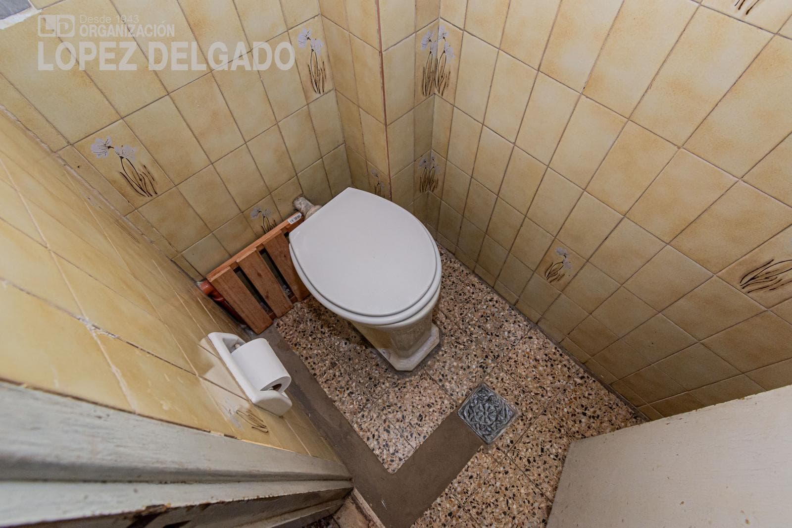 4-Bedroom House on a Street Corner with a Garage and Terrace in Villa del Parque