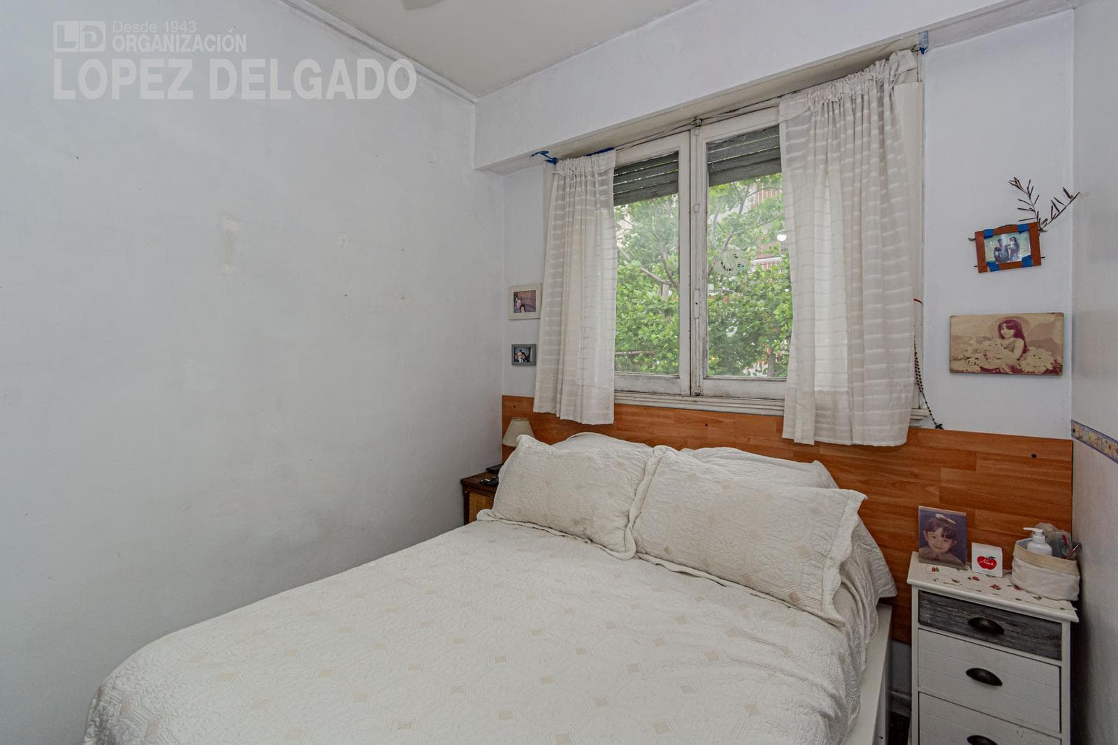 4-Bedroom House on a Street Corner with a Garage and Terrace in Villa del Parque