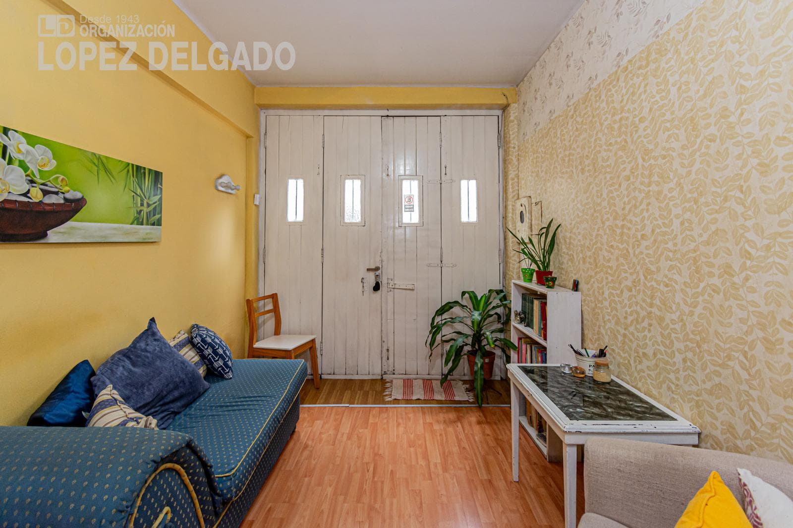 4-Bedroom House on a Street Corner with a Garage and Terrace in Villa del Parque