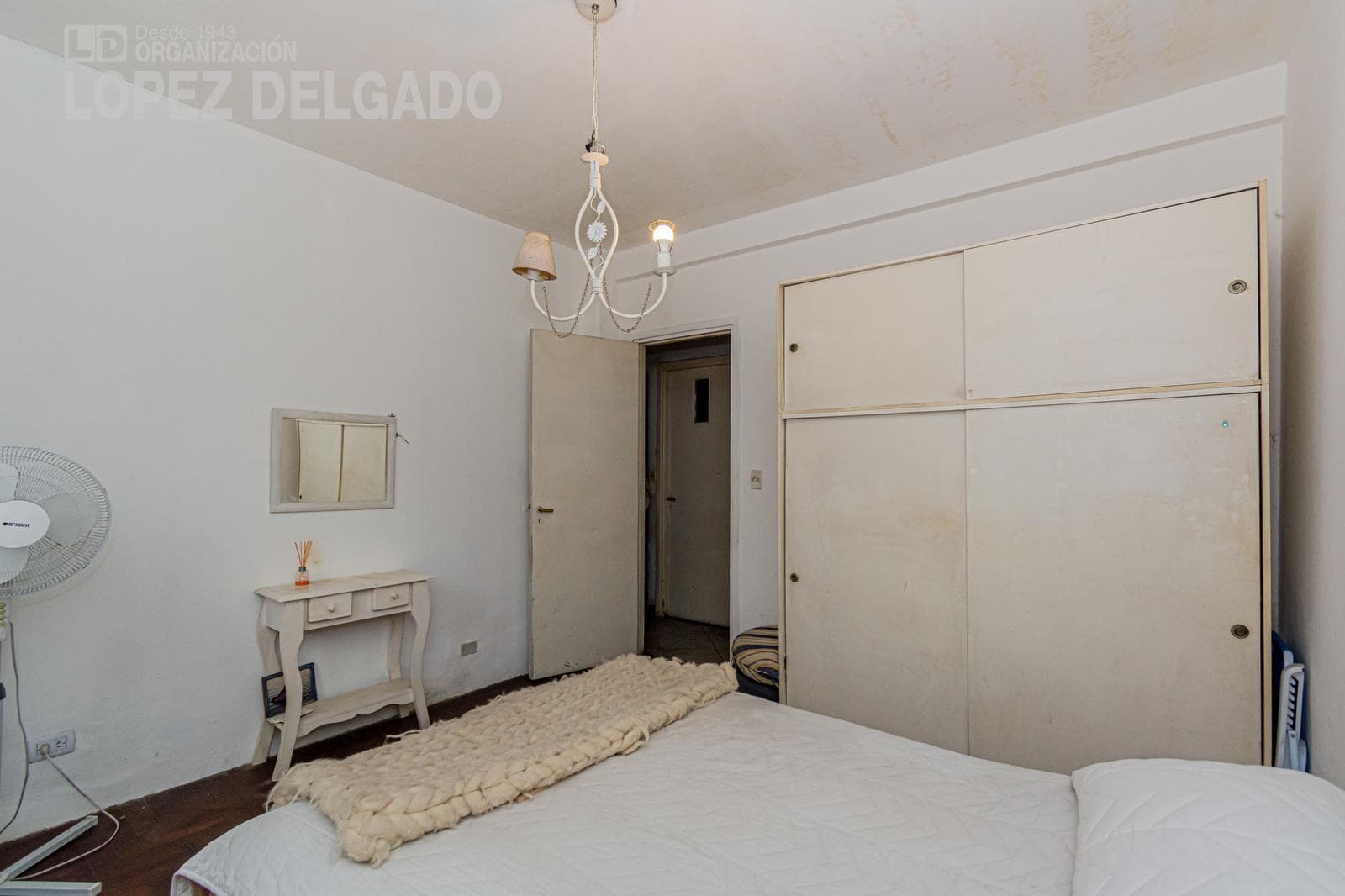 4-Bedroom House on a Street Corner with a Garage and Terrace in Villa del Parque