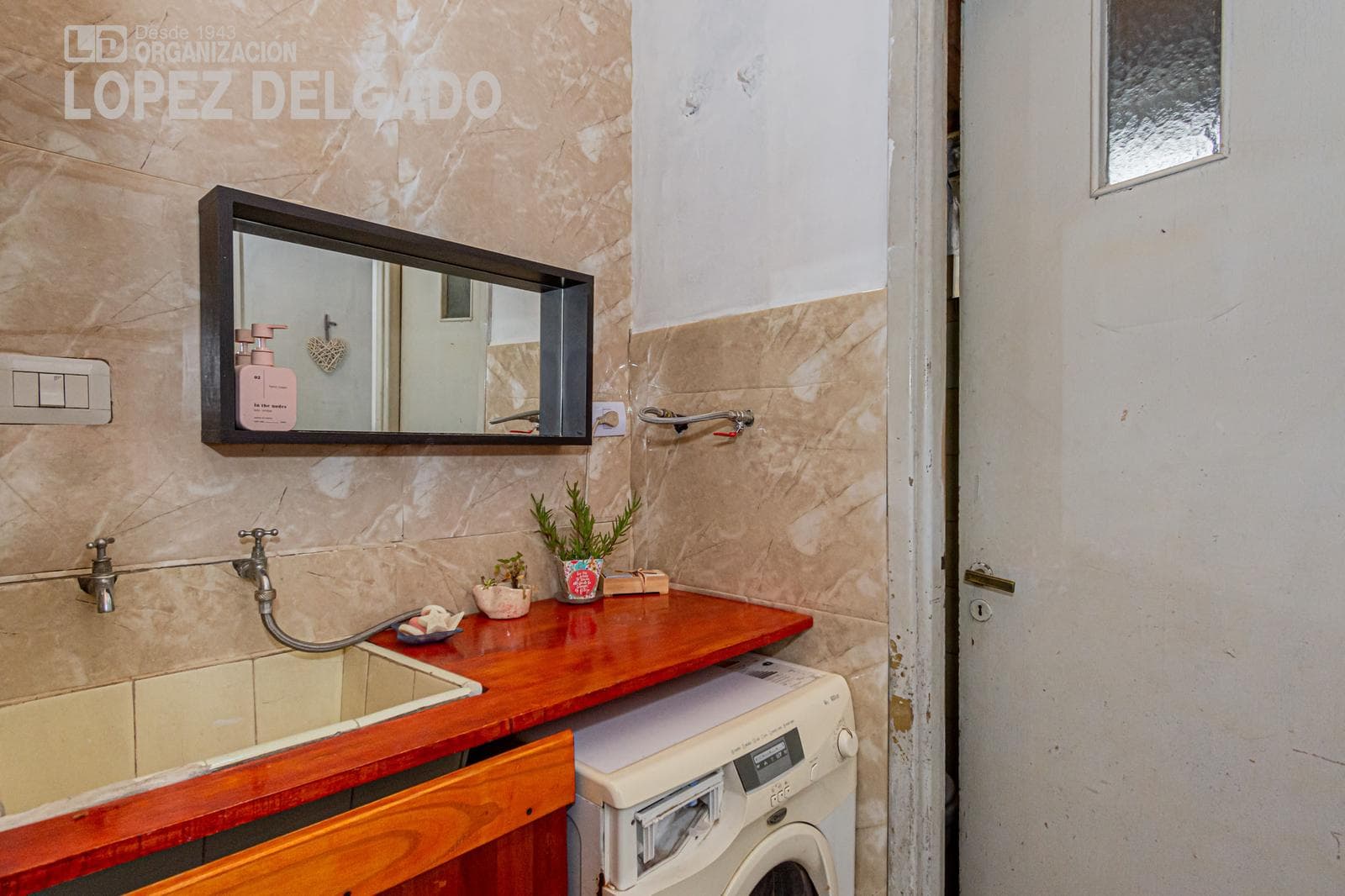 4-Bedroom House on a Street Corner with a Garage and Terrace in Villa del Parque