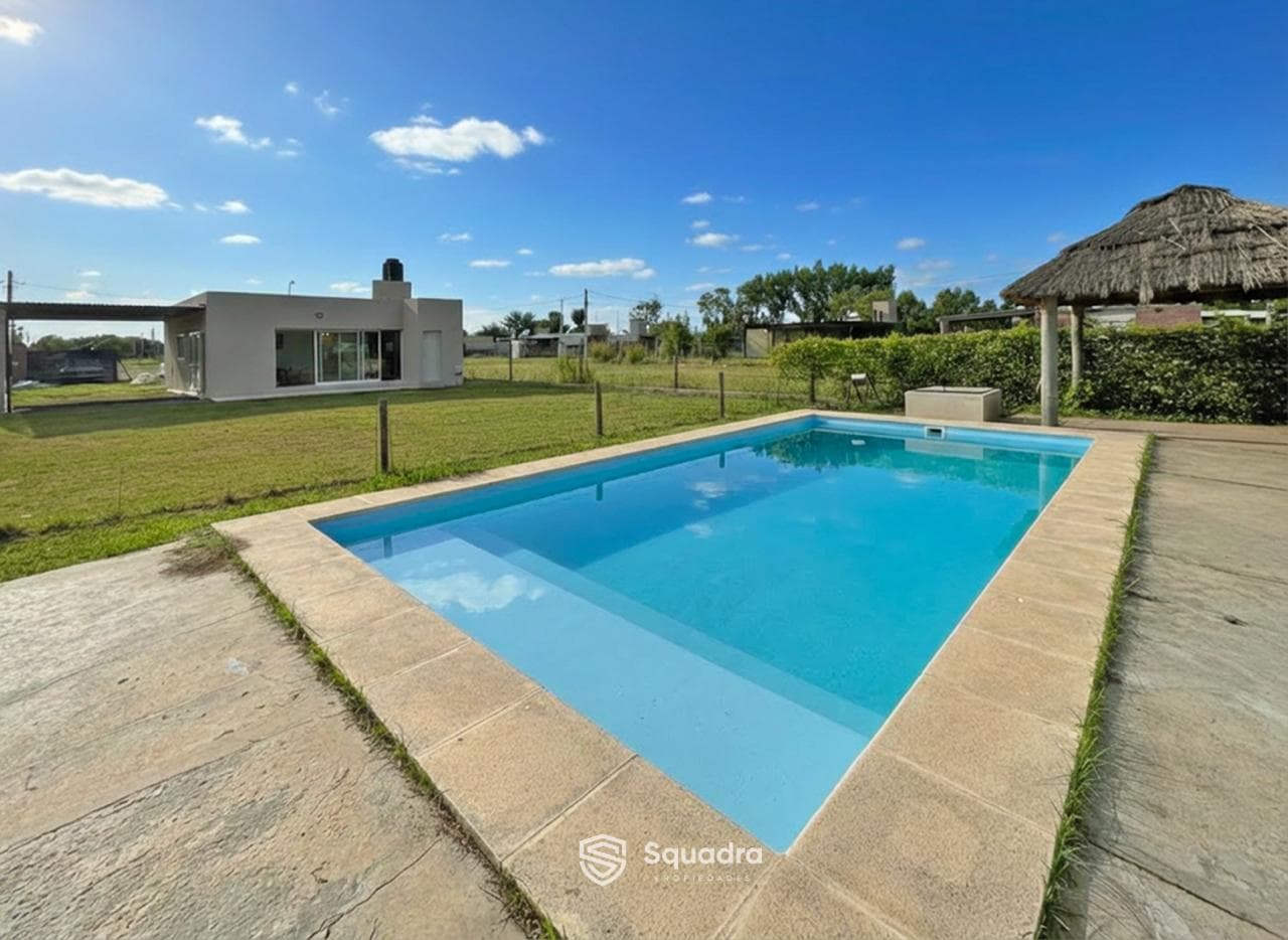 FOR SALE - 2-bedroom house with a pool, yard, and barbecue area - Roldán.