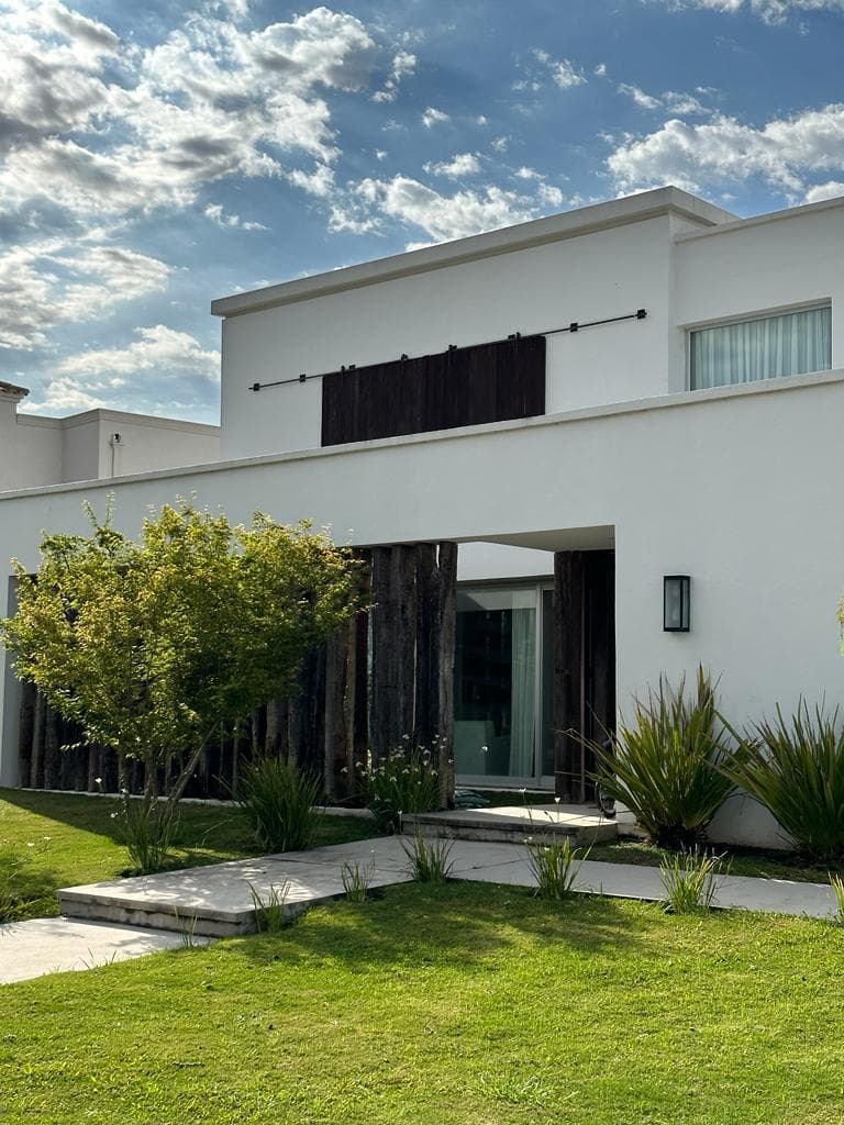 Short-Term Rental: HOLIDAYS AND JANUARY, 5-Room Apartment in La Laguna, San Gabriel Neighborhood, Villanueva, Tigre